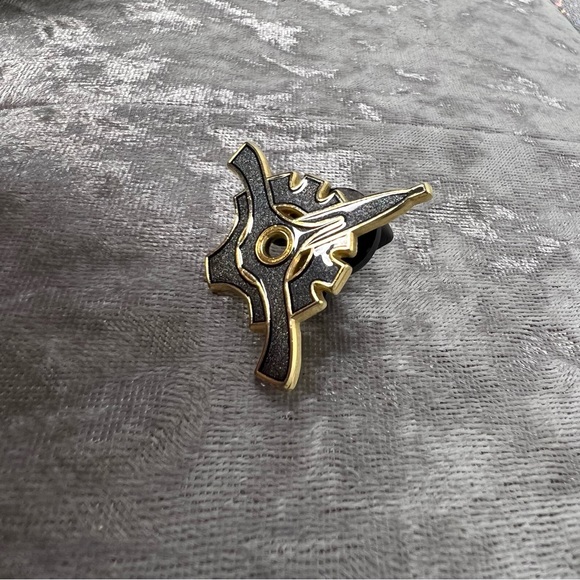 Disney pin collectors trading pins sparkle grey gold Disney parks merchandise - Picture 4 of 7